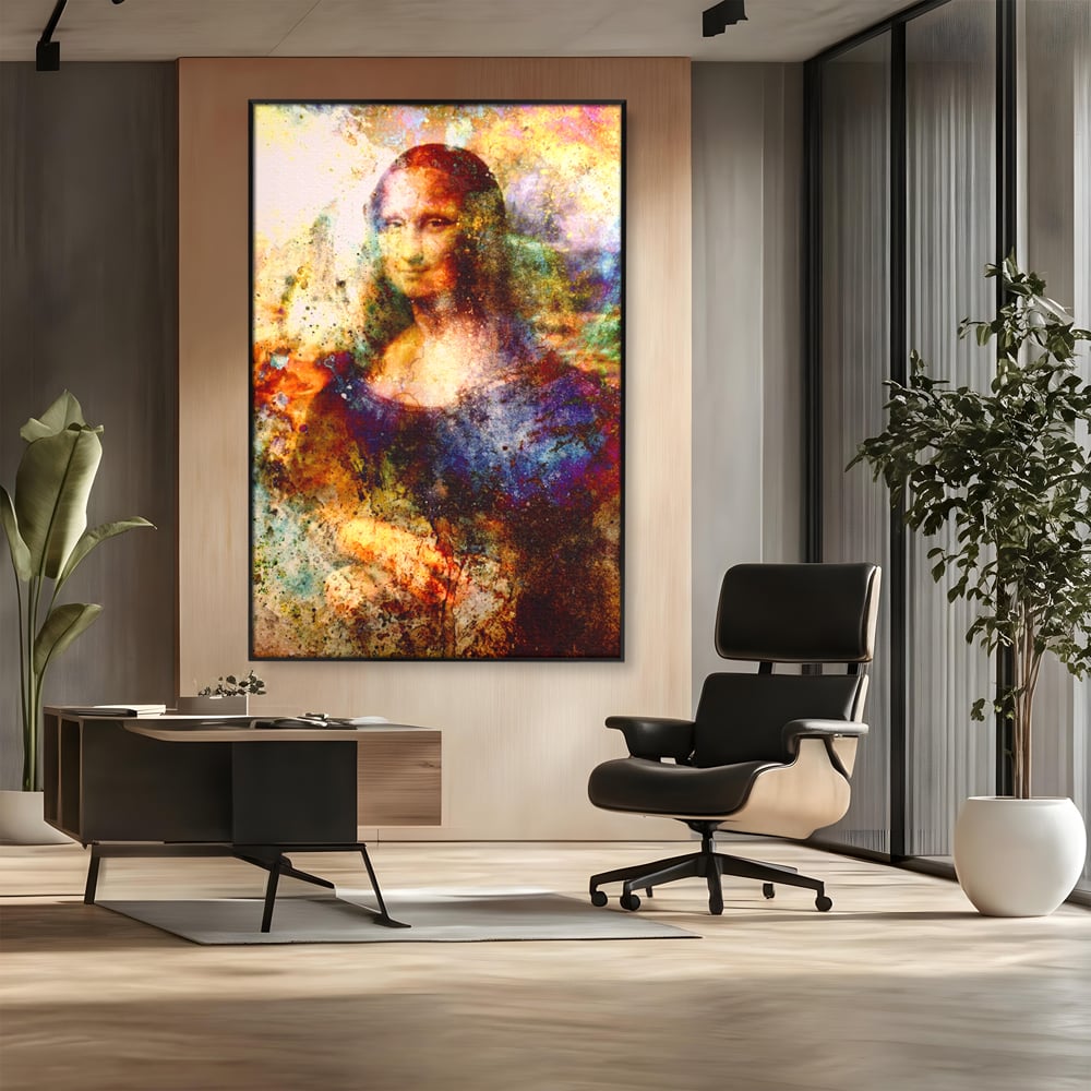 Tablou canvas cu tablou canvas cu mona lisa in culori vibrante, in rama de aluminiu negru, pe perete intr-un birou